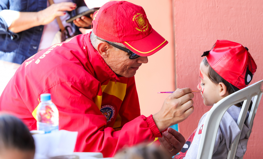 Bombeiros promovem evento para crianças em celebração aos 113 anos da corporação