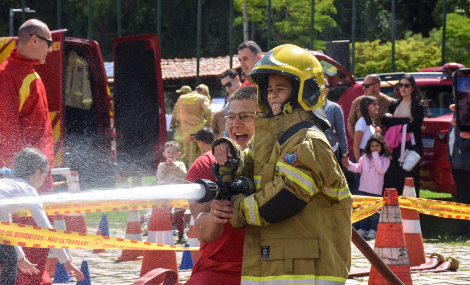 Bombeiros promovem evento para crianças em celebração aos 113 anos da corporação