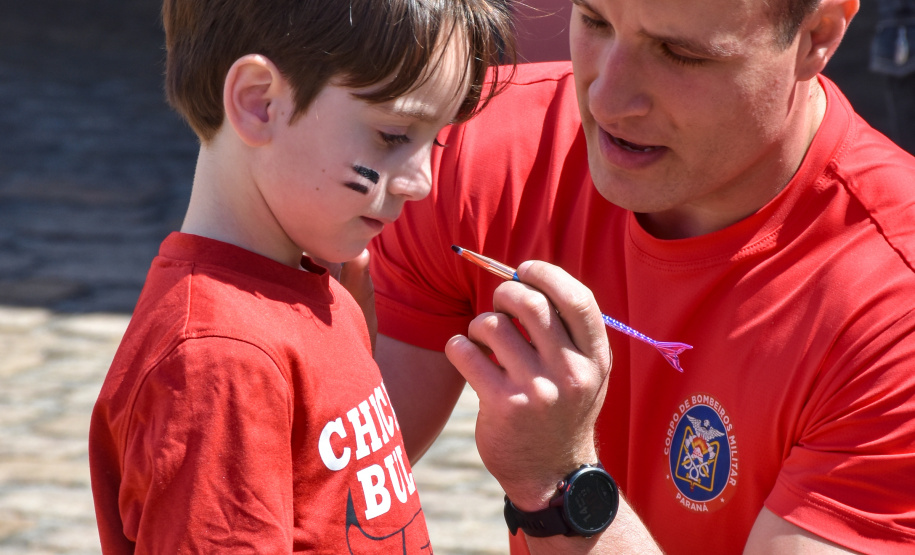 Bombeiros promovem evento para crianças em celebração aos 113 anos da corporação