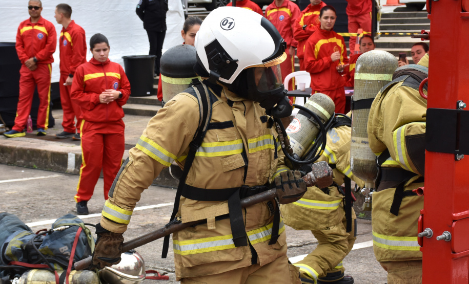 Competição “Bombeira de Garra” encerra 10º Encontro Nacional de Bombeiras Militares no Paraná