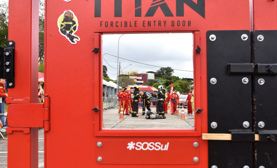 Competição “Bombeira de Garra” encerra 10º Encontro Nacional de Bombeiras Militares no Paraná