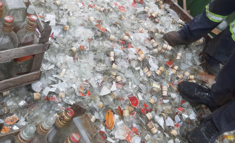 PCPR destrói 300 mil garrafas em operação contra bebidas irregulares em Curitiba e RMC