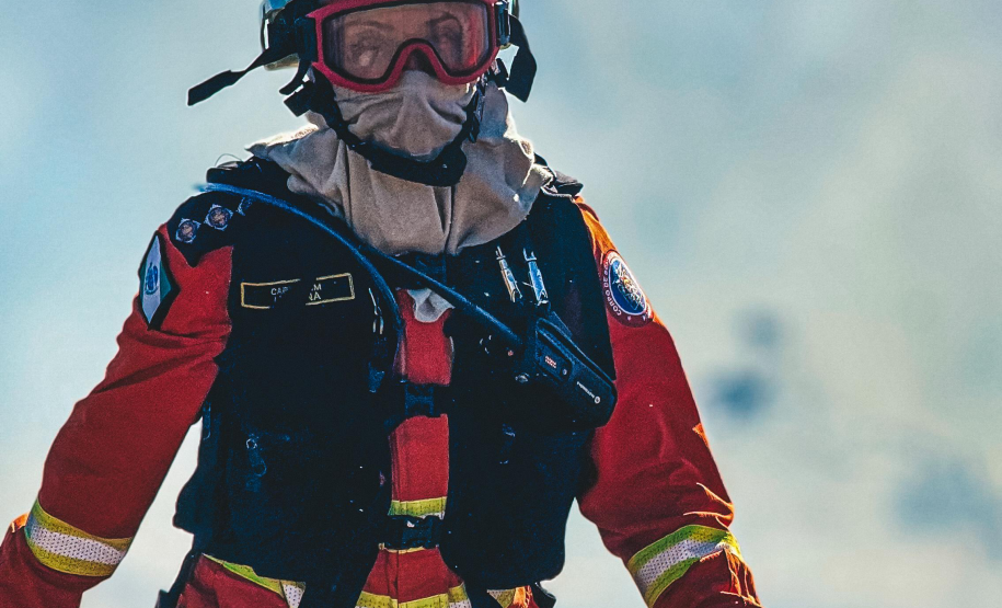 Bombeira paranaense participa de curso de referência sobre prevenção e combate a incêndios florestais no Chile