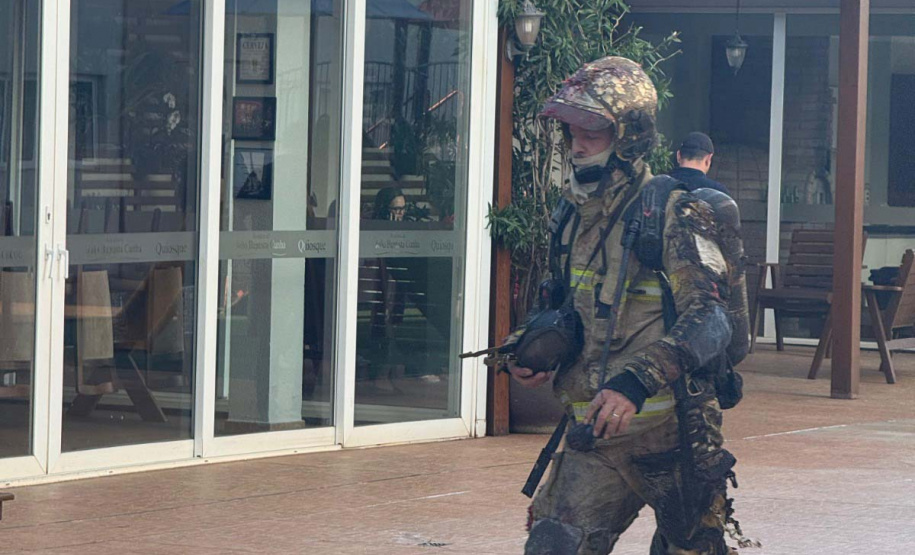 Bombeiros de Cascavel resgatam vítimas de incêndio em apartamento na manhã desta quarta (15)