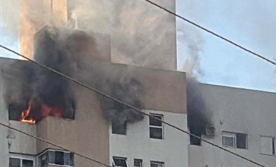 Bombeiros de Cascavel resgatam vítimas de incêndio em apartamento na manhã desta quarta (15)