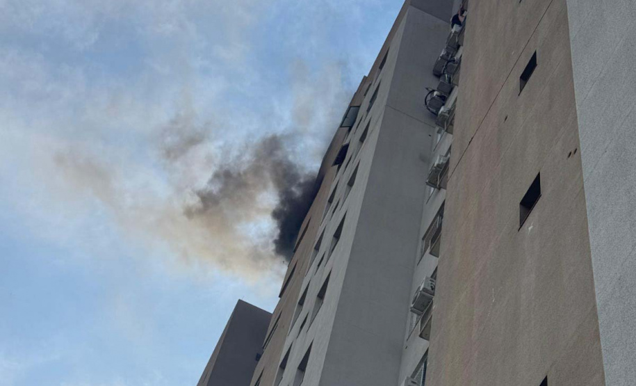 Bombeiros de Cascavel resgatam vítimas de incêndio em apartamento na manhã desta quarta (15)