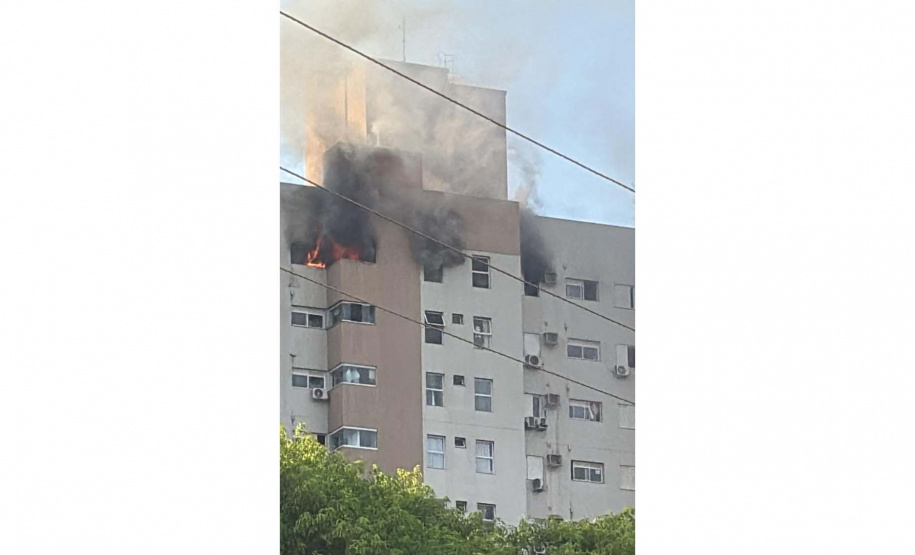 Bombeiros de Cascavel resgatam vítimas de incêndio em apartamento na manhã desta quarta (15)