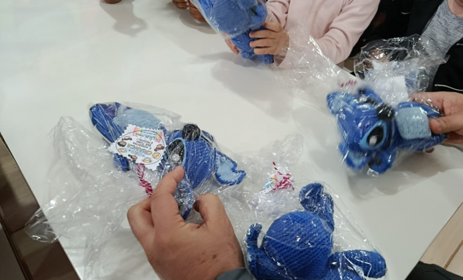 Crianças recebem mais de 4 mil bonecos feitos por pessoas privadas de liberdade