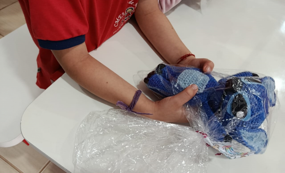 Crianças recebem mais de 4 mil bonecos feitos por pessoas privadas de liberdade