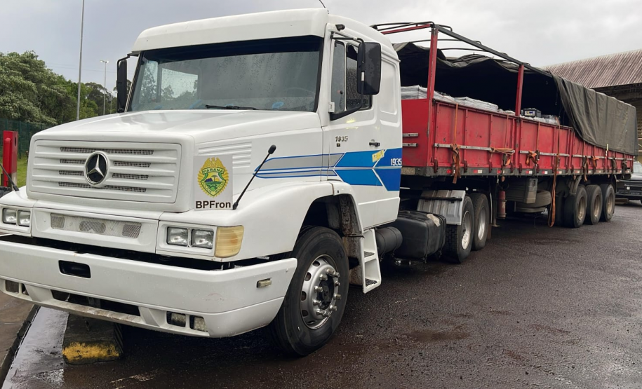 PMPR prende oito e apreende carreta com sucata metálica na fronteira com a Argentina