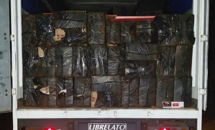 PMPR apreende caminhão com cigarros contrabandeados em Rolândia; prejuízo é de R$ 3 mlhões