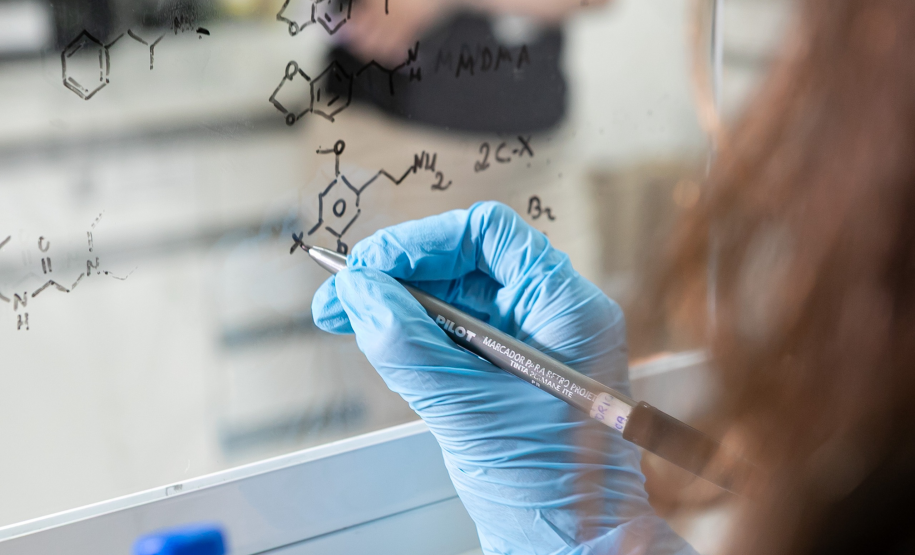 Cientistas são a fonte de maior confiança para os paranaenses, aponta pesquisa inédita