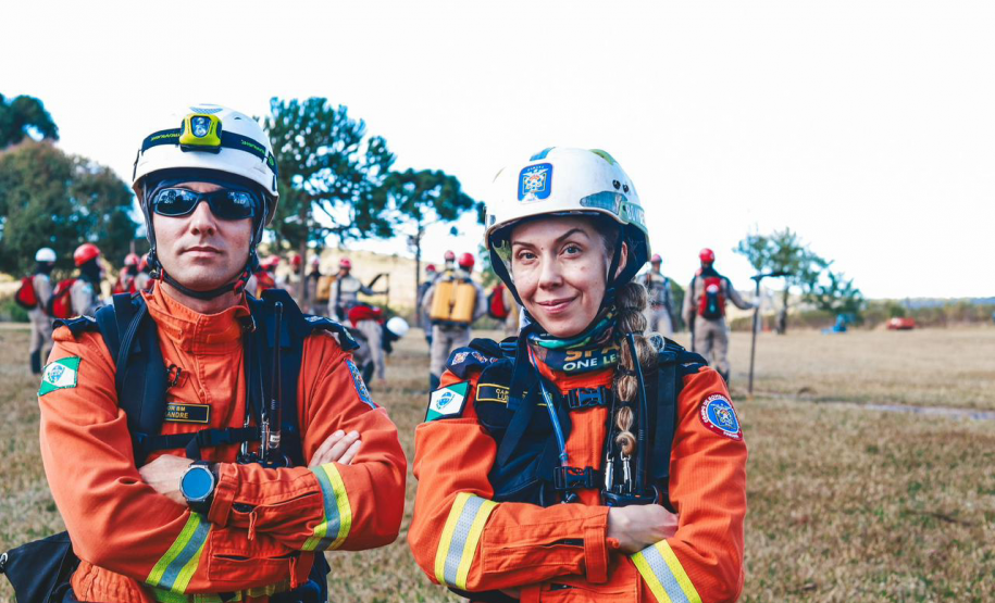 Bombeira paranaense participa de curso de referência sobre prevenção e combate a incêndios florestais no Chile