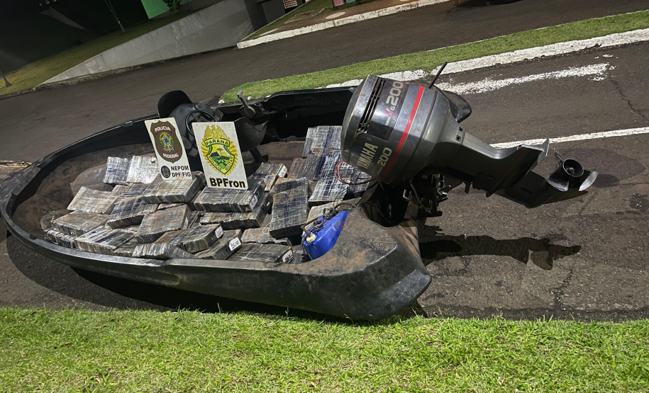 PMPR, PCPR e PF apreendem embarcação com 937 quilos de maconha em Santa Helena