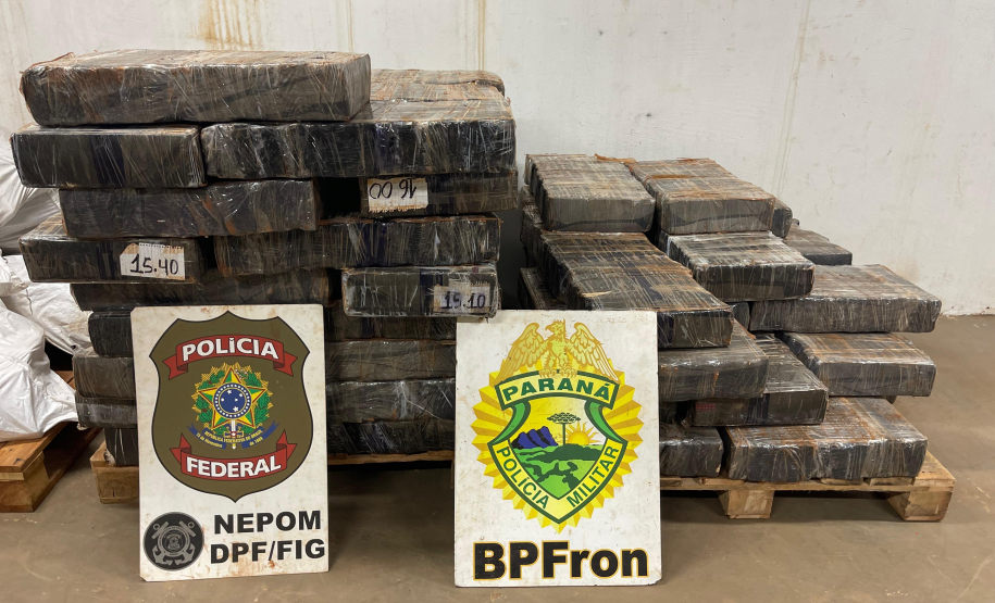 PMPR, PCPR e PF apreendem embarcação com 937 quilos de maconha em Santa Helena