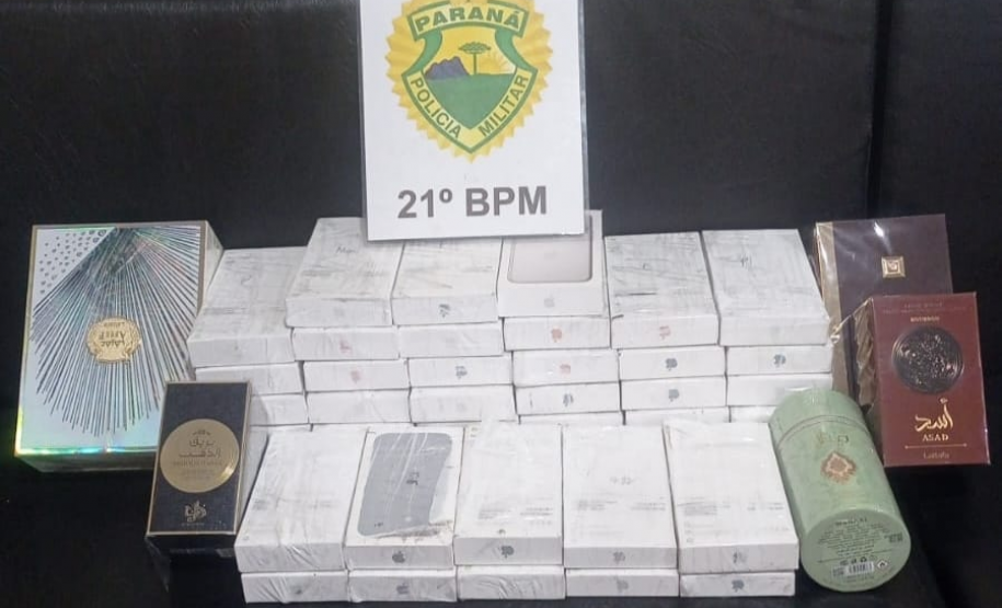 A Polícia Militar do Paraná (PMPR), em operação conjunta com a Receita Federal, realizou a apreensão de 43 celulares de diversos modelos e cinco perfumes importados na manhã desta quarta-feira (22), em um ônibus interestadual. Os produtos estão avaliados em R$ 350 mil. A ação ocorreu por volta das 08h30, após a equipe policial do 21º Batalhão de Polícia Militar (BPM) receber uma denúncia anônima informando sobre um ônibus que fazia a rota de Porto Alegre (RS) a Santarém (PA). A denúncia indicava que uma mul