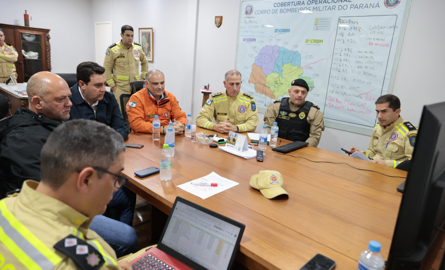 Governo manda dezenas de bombeiros e equipes da saúde para auxiliar Rio Bonito do Iguaçu