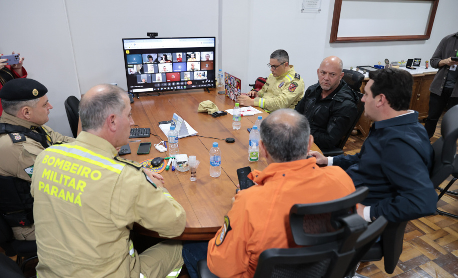 Governo manda dezenas de bombeiros e equipes da saúde para auxiliar Rio Bonito do Iguaçu