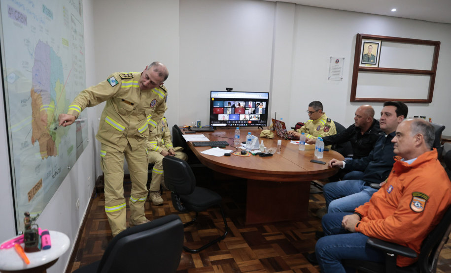 Governo manda dezenas de bombeiros e equipes da saúde para auxiliar Rio Bonito do Iguaçu