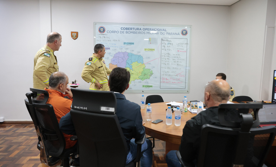 Governo manda dezenas de bombeiros e equipes da saúde para auxiliar Rio Bonito do Iguaçu