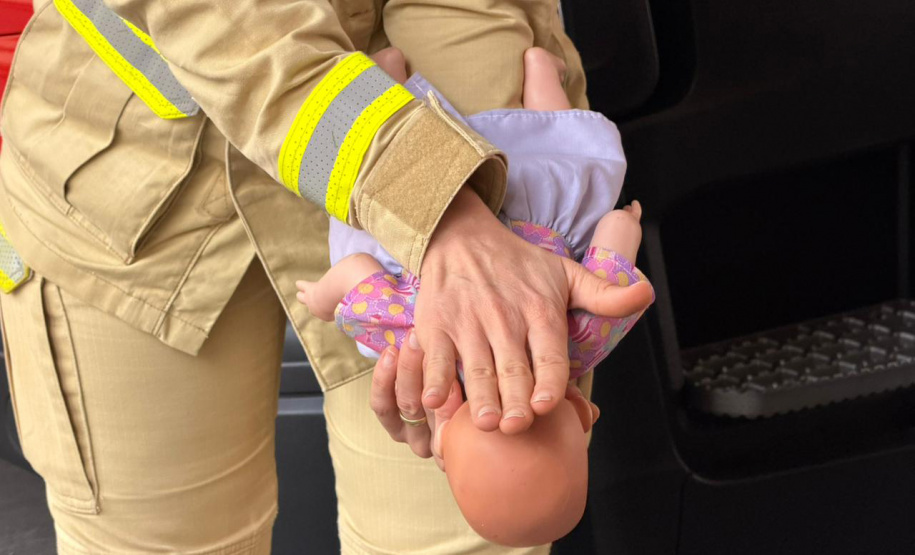 Corpo de Bombeiros alerta para atualização da manobra em casos de engasgo e reforça cuidados com bebês e idosos