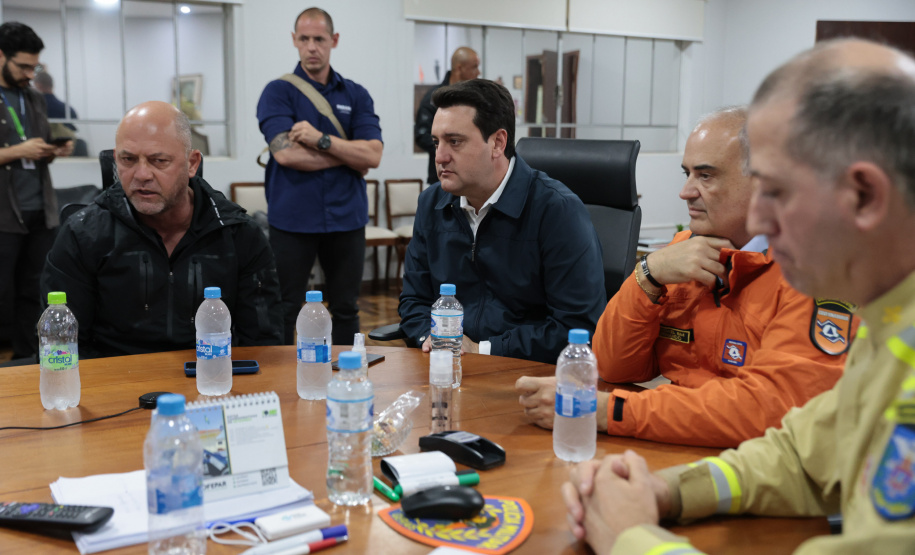 Governo manda dezenas de bombeiros e equipes da saúde para auxiliar Rio Bonito do Iguaçu