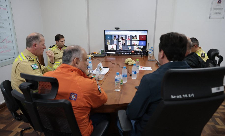Governo manda dezenas de bombeiros e equipes da saúde para auxiliar Rio Bonito do Iguaçu