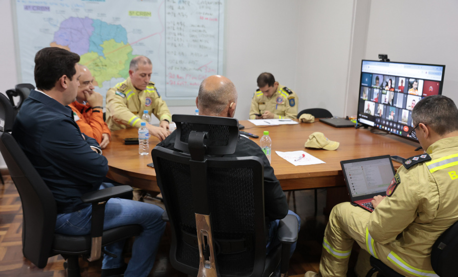 Governo manda dezenas de bombeiros e equipes da saúde para auxiliar Rio Bonito do Iguaçu