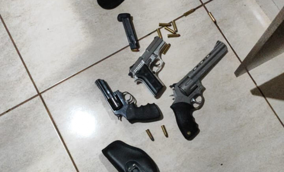 PCPR e PMPR prendem 3 pessoas e apreendem 6 armas, munições e drogas em Cascavel