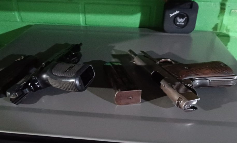 PCPR e PMPR prendem 3 pessoas e apreendem 6 armas, munições e drogas em Cascavel