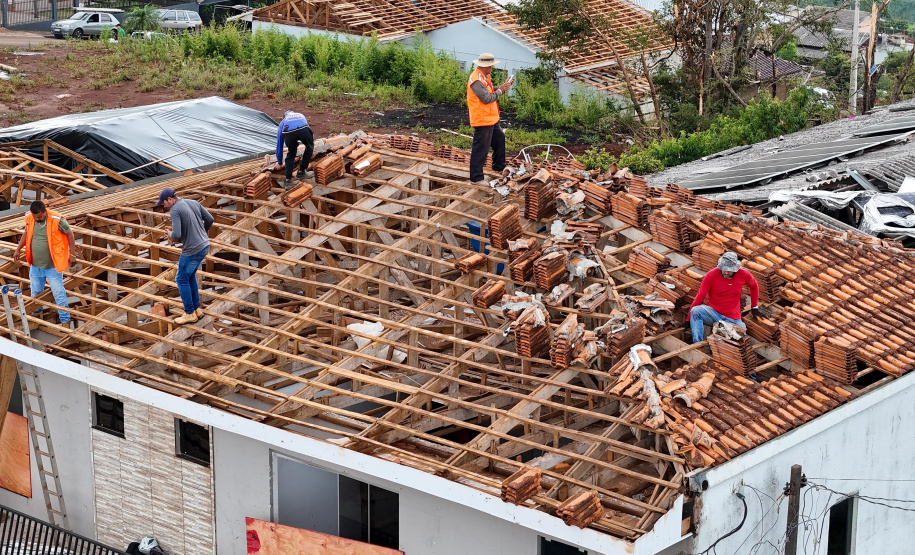 Após tornado, 70% dos imóveis de Rio Bonito do Iguaçu já receberam cobertura