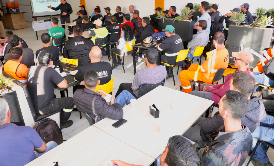 Programa Mulher Segura promove palestra na Dalba Engenharia sobre o papel dos homens no combate à violência contra a mulher