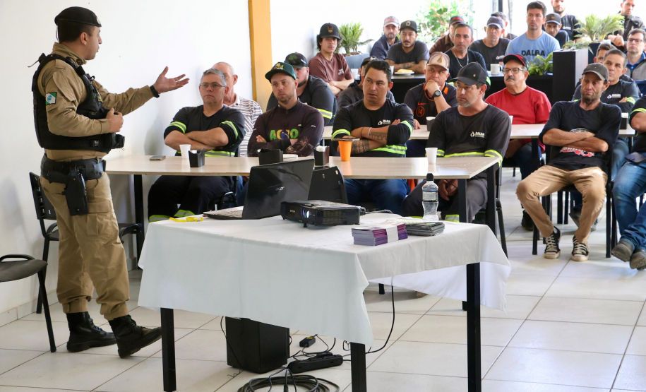 Programa Mulher Segura promove palestra na Dalba Engenharia sobre o papel dos homens no combate à violência contra a mulher