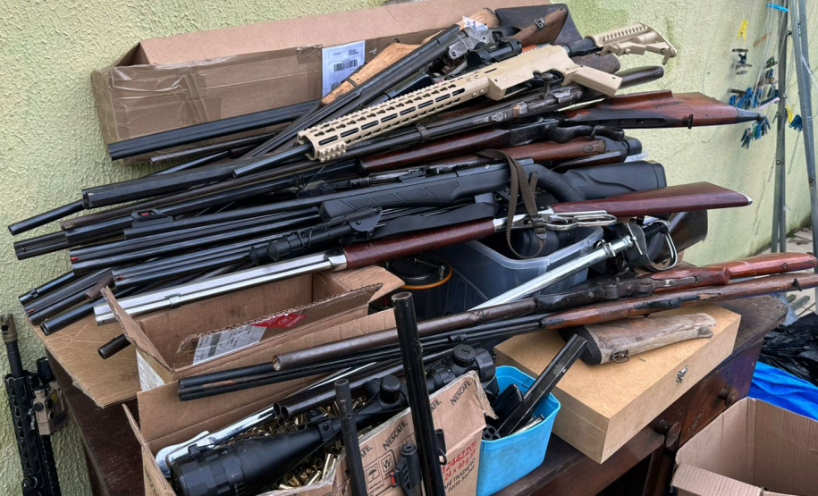 Operação apreende 83 armas e prende homem que ajudava a abastecer o tráfico no RJ