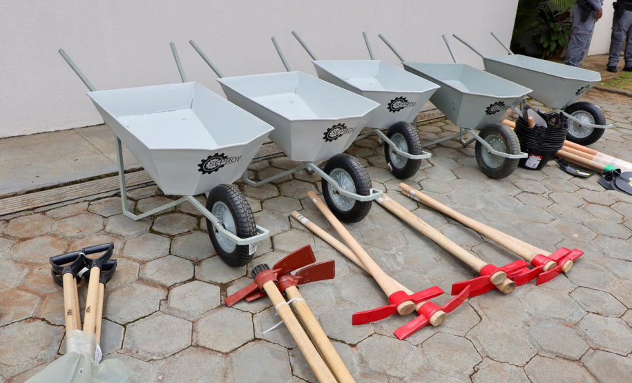 Carrinhos de mão feitos por presos de Piraquara estão sendo usados em Rio Bonito do Iguaçu