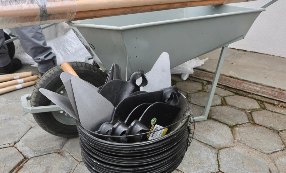 Carrinhos de mão feitos por presos de Piraquara estão sendo usados em Rio Bonito do Iguaçu