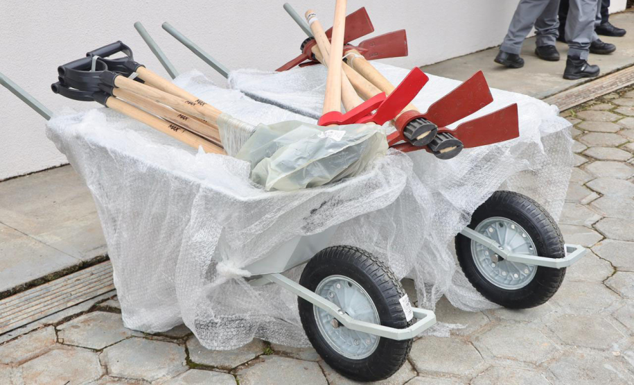 Carrinhos de mão feitos por presos de Piraquara estão sendo usados em Rio Bonito do Iguaçu