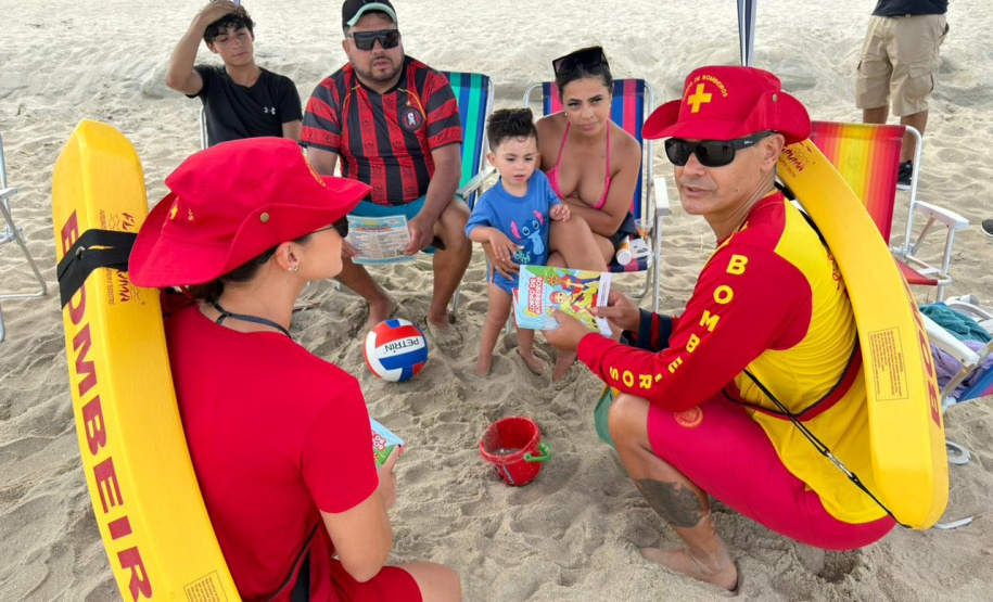 Bombeiros realizam ações educativas para crianças no primeiro fim de semana do Verão Maior Paraná