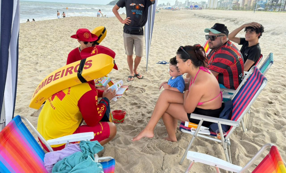 Bombeiros realizam ações educativas para crianças no primeiro fim de semana do Verão Maior Paraná