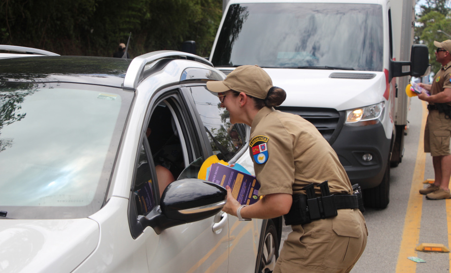 PMPR realiza ação de proximidade e conscientização no Ferry Boat
