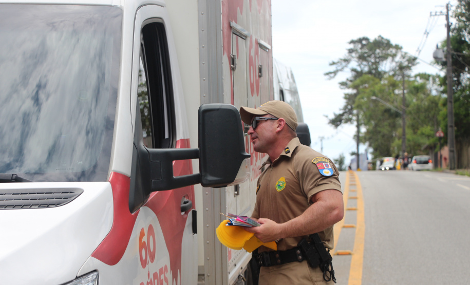 PMPR realiza ação de proximidade e conscientização no Ferry Boat
