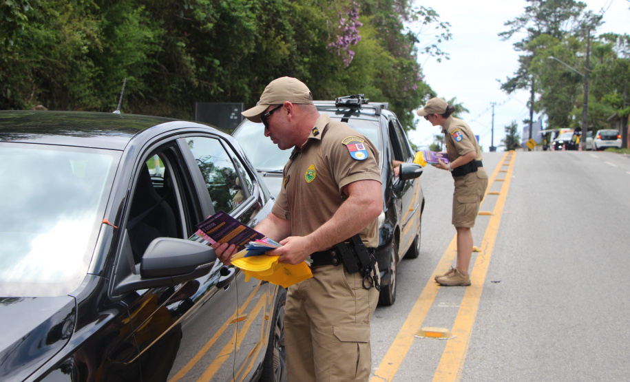 PMPR realiza ação de proximidade e conscientização no Ferry Boat