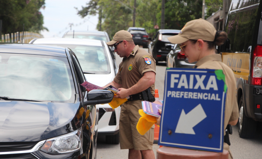 PMPR realiza ação de proximidade e conscientização no Ferry Boat