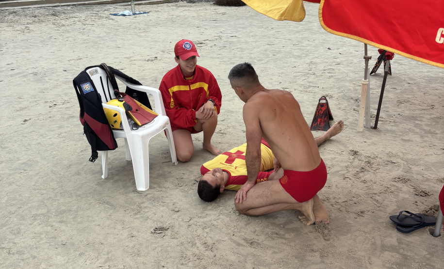 Cadetes reforçam efetivo de salvamento do Corpo de Bombeiros no Verão Maior no litoral