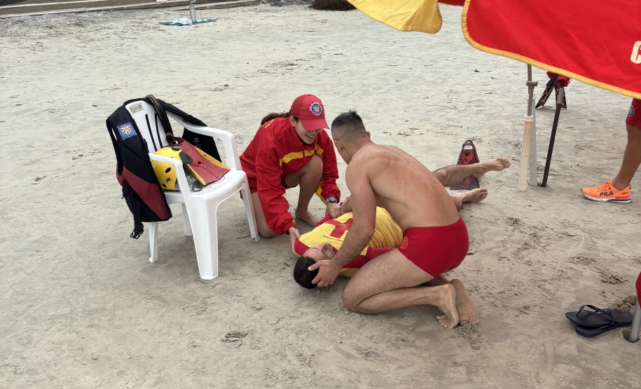 Cadetes reforçam efetivo de salvamento do Corpo de Bombeiros no Verão Maior no litoral