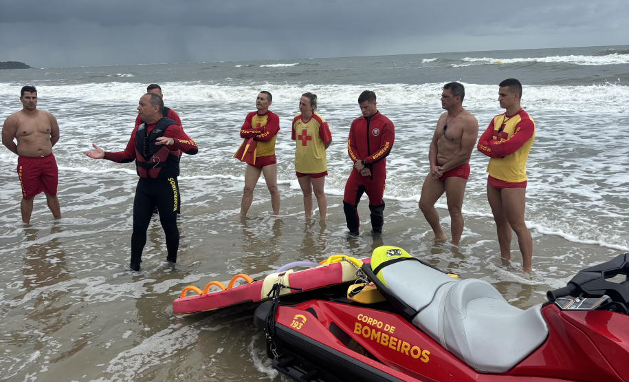 Cadetes reforçam efetivo de salvamento do Corpo de Bombeiros no Verão Maior no litoral