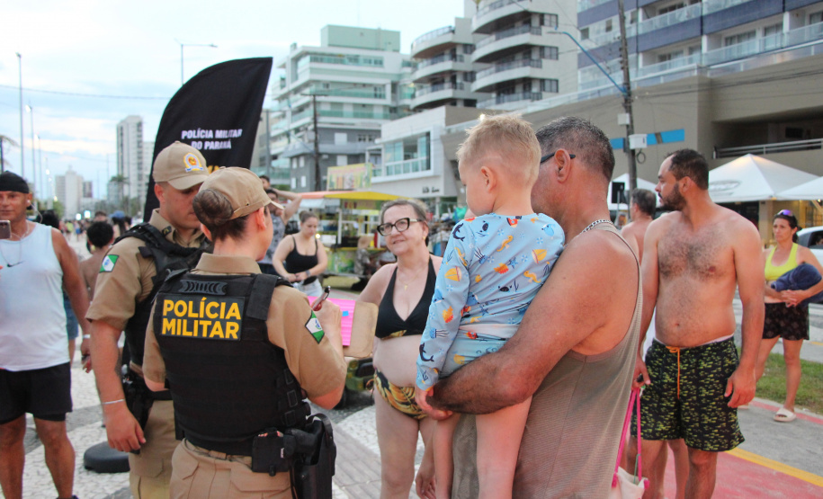 PMPR realiza ação comunitária em Caiobá e amplia distribuição de pulseiras para crianças