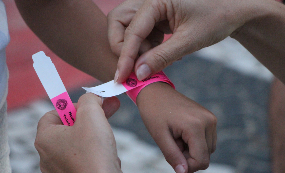 PMPR realiza ação comunitária em Caiobá e amplia distribuição de pulseiras para crianças