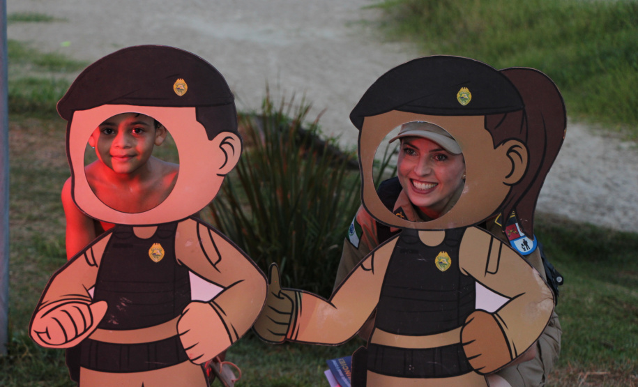 PMPR realiza ação comunitária em Caiobá e amplia distribuição de pulseiras para crianças