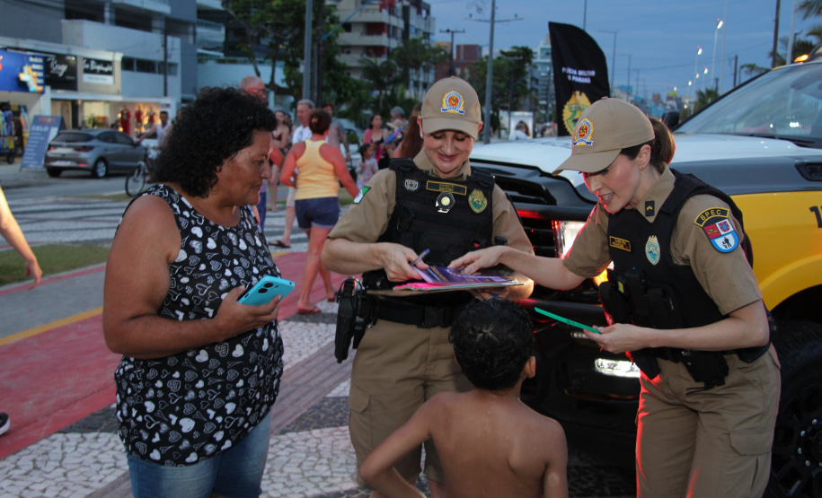 PMPR realiza ação comunitária em Caiobá e amplia distribuição de pulseiras para crianças